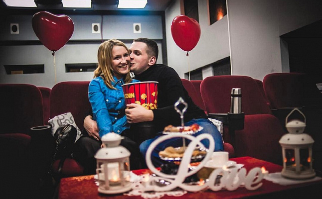 Романтическое свидание в кинотеатре в Калининграде. Ultra Подарки. Купить романтическое свидание в кинотеатре в Калининграде. Подарите самым близким незабываемые моменты и признайтесь в искренних чувствах. Сервис UltraPodarki.ru 8-800-505-95-30. Романтическое свидание в кинотеатре в Калининграде, свидание в Калининграде, свидание в кинотеатре, сертификат на свидание в кинотеатре, сертификат на свидание в Калининграде, купить свидание, купить свидание Калининград, первое свидание, девушка свидание, хороший кинотеатре, романтический кинотеатре, романтический вечер, романтический ужин, романтические любимому, романтическая музыка