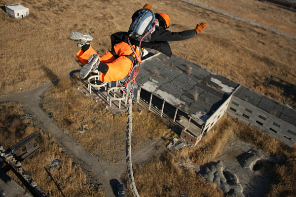 Роупджампинг - прыжки с верёвкой в Калининграде. Подарочные сертификаты Ultra Подарки. Роупджампинг в Калининграде - Экстремальный оригинальный подарок или подарочный сертификат на Роупджампинг - прыжки с верёвкой. Сервис UltraPodarki.ru 8-800-505-95-30. роупджампинг Калининград, прыжок веревка Калининград, роупджампинг, прыжок веревка, прыжок с веревкой, Подарок, подарочный сертификат, экстрим, экстремальный подарок