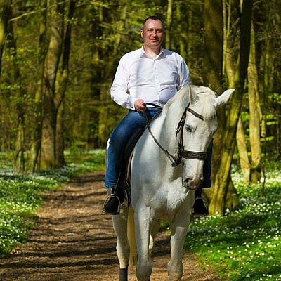 Верховая езда на лошадях в Калининграде. Подарочные сертификаты Ultra Подарки. Купить оригинальный подарок или подарочный сертификат на Верховая езда на лошадях в Калининграде. Сервис UltraPodarki.ru 8-800-505-9530. Катание на лошадях, Прогулка на лошади, Прогулка на лошадях для двоих, Верховая езда на лошадях, конный клуб, Конный клуб Гиппа, конная прогулка, конная прогулка в Калининграде