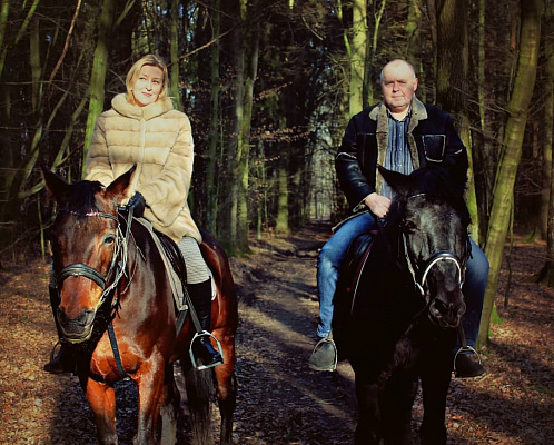 Верховая езда на лошадях в Калининграде. Подарочные сертификаты Ultra Подарки. Купить оригинальный подарок или подарочный сертификат на Верховая езда на лошадях в Калининграде. Сервис UltraPodarki.ru 8-800-505-9530. Катание на лошадях, Прогулка на лошади, Прогулка на лошадях для двоих, Верховая езда на лошадях, конный клуб, Конный клуб Гиппа, конная прогулка, конная прогулка в Калининграде