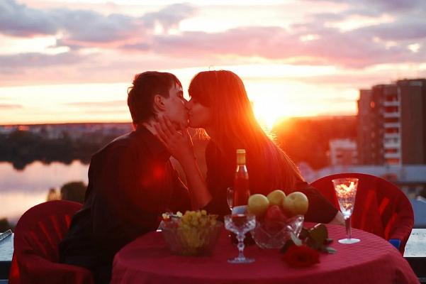 Романтическое свидание на крыше в Калининграде. Ultra Подарки. Купить романтическое свидание на крыше в Калининграде. Подарите самым близким незабываемые моменты и почувствуйте друг друга ещё ближе. Сервис UltraPodarki.ru 8 800 505 95 30. Романтическое свидание на крышев Калининграде, свидание на крышев Калининграде, свидание, сертификат на свидание на крыше, сертификат на свидание в Калининграде, купить свидание на крыше, купить свидание Калининград