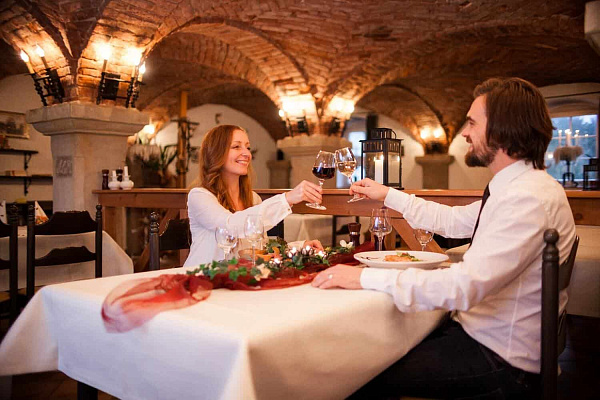 Романтическое свидание в ресторане в Калининграде. Ultra Подарки. Купить романтическое свидание в ресторане в Калининграде. Подарите самым близким незабываемые моменты и признайтесь в искренних чувствах. Сервис UltraPodarki.ru 8-800-505-95-30. Романтическое свидание в ресторане в Калининграде, свидание в Калининграде, свидание в ресторане, сертификат на свидание в ресторане, сертификат на свидание в Калининграде, купить свидание, купить свидание Калининград, первое свидание, девушка свидание, хороший ресторан, романтический ресторан, романтический вечер, романтический ужин, романтические любимому, романтическая музыка