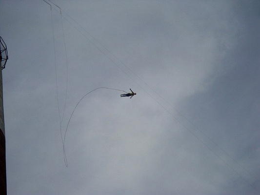 Роупджампинг - прыжки с верёвкой в Калининграде. Подарочные сертификаты Ultra Подарки. Роупджампинг в Калининграде - Экстремальный оригинальный подарок или подарочный сертификат на Роупджампинг - прыжки с верёвкой. Сервис UltraPodarki.ru 8-800-505-95-30. роупджампинг Калининград, прыжок веревка Калининград, роупджампинг, прыжок веревка, прыжок с веревкой, Подарок, подарочный сертификат, экстрим, экстремальный подарок