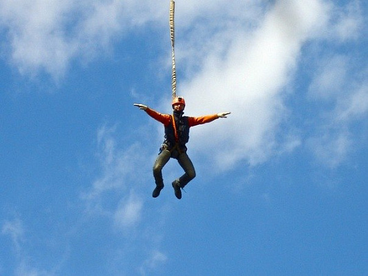 Роупджампинг - прыжки с верёвкой в Калининграде. Подарочные сертификаты Ultra Подарки. Роупджампинг в Калининграде - Экстремальный оригинальный подарок или подарочный сертификат на Роупджампинг - прыжки с верёвкой. Сервис UltraPodarki.ru 8-800-505-95-30. роупджампинг Калининград, прыжок веревка Калининград, роупджампинг, прыжок веревка, прыжок с веревкой, Подарок, подарочный сертификат, экстрим, экстремальный подарок