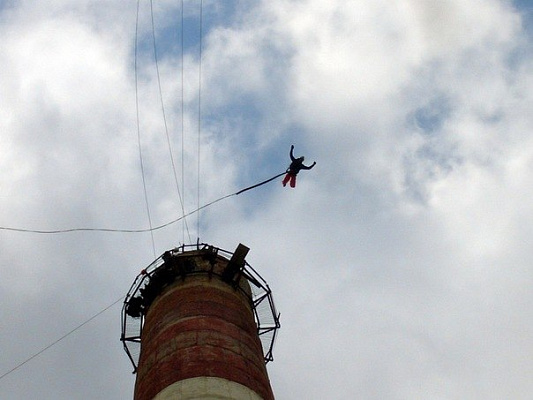 Роупджампинг - прыжки с верёвкой в Калининграде. Подарочные сертификаты Ultra Подарки. Роупджампинг в Калининграде - Экстремальный оригинальный подарок или подарочный сертификат на Роупджампинг - прыжки с верёвкой. Сервис UltraPodarki.ru 8-800-505-95-30. роупджампинг Калининград, прыжок веревка Калининград, роупджампинг, прыжок веревка, прыжок с веревкой, Подарок, подарочный сертификат, экстрим, экстремальный подарок
