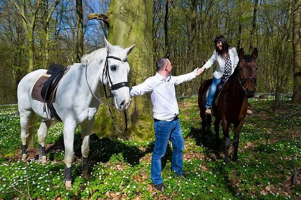 Конная прогулка для двоих с ужином в ресторане в Калининграде. Ultra Подарки. Купить оригинальный подарок или подарочный сертификат на эксклюзивную конную прогулку для двоих в Калининграде. Сервис UltraPodarki.ru 8-800-505-9530. Катание на лошадях, Прогулка на лошади, Прогулка на лошадях для двоих, Конная прогулка для двоих с ужином в ресторане, конный клуб, романтическая прогулка, конная прогулка, конная прогулка в Калининграде